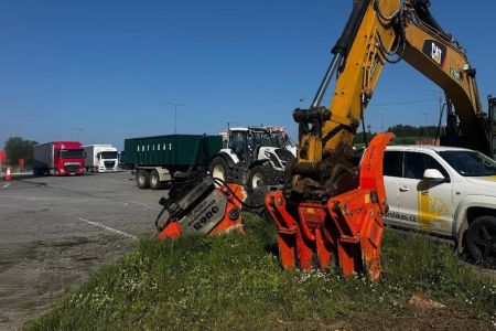 Efektivní odstranění pařezů na dálničním odpočívadle